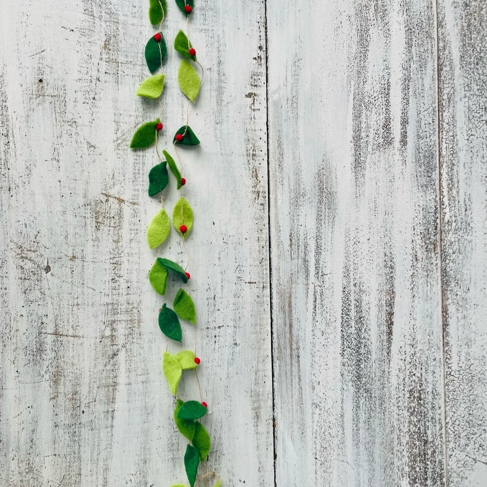 *Berry Leaves Felt Garland